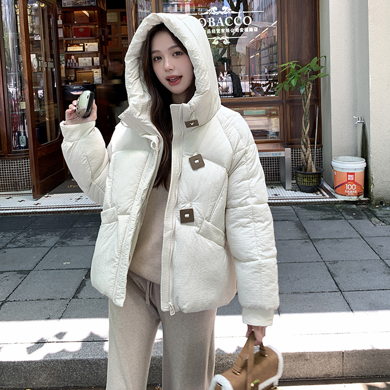 Chaqueta de algodón de pluma para mujeres 2024 nuevo tipo de pan de hebilla cuadrada de invierno suelta chaqueta de algodón con capuz chaqueta corta de mujer