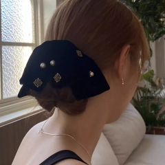 フランスのベルベットのレトロな蝶結びの髪は秋冬の高級感があります。