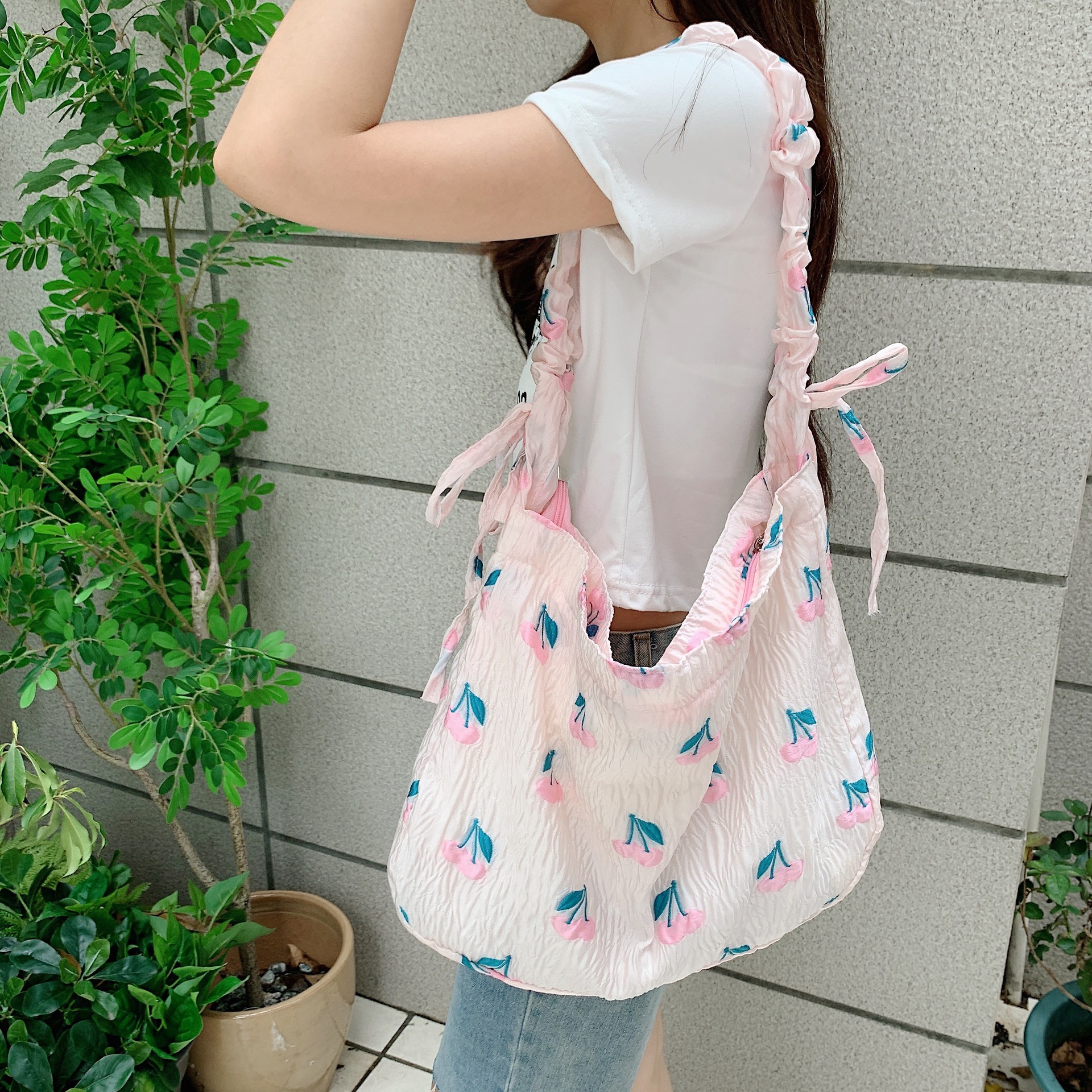 25247 embossed Cherry large-capacity portable bag, hand-held bag, storage bag, ladies' tote bag, single-shoulder pull-out shoulder strap Item Picture