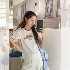 夏の新しいスタイルの白い右肩デザインラウンドネック半袖Tシャツ女性用韓国風パンプリント痩身トップ