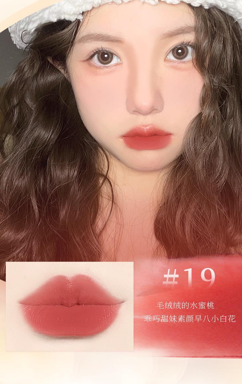 Novo5913 lip gloss is silky smooth, matte and easy to handle. It naturally brightens the complexion and does not fade easily. It is affordable undefined