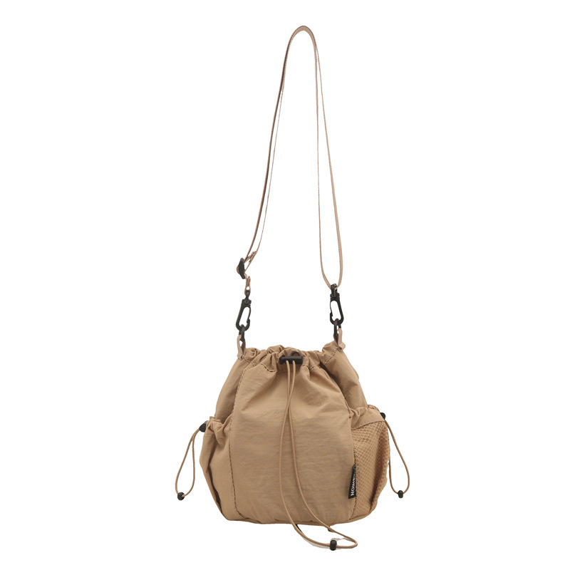 2025 verano nuevo nicho japonés y coreano tirar de la correa de tela de un hombro mochila de mujer ligera perezosa bolsa de cubo de feng shui