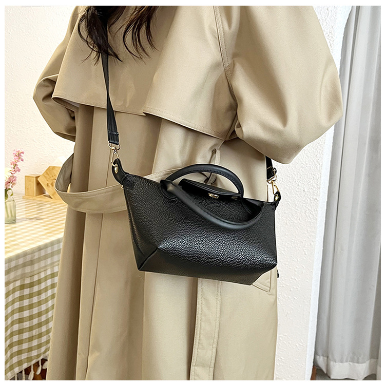 The new 2024 autumn/winter collection of handbags featuring a niche soft skin dumpling bag, color-blocking and patchwork single-shoulder bag, crossbody bag and commuter women's bag undefined