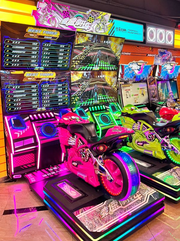 大型アーケードゲームセンター コイン式デュアルスクリーンバイクレーシングゲーム機 アーケード遊園地アミューズメント機器メーカー|undefined
