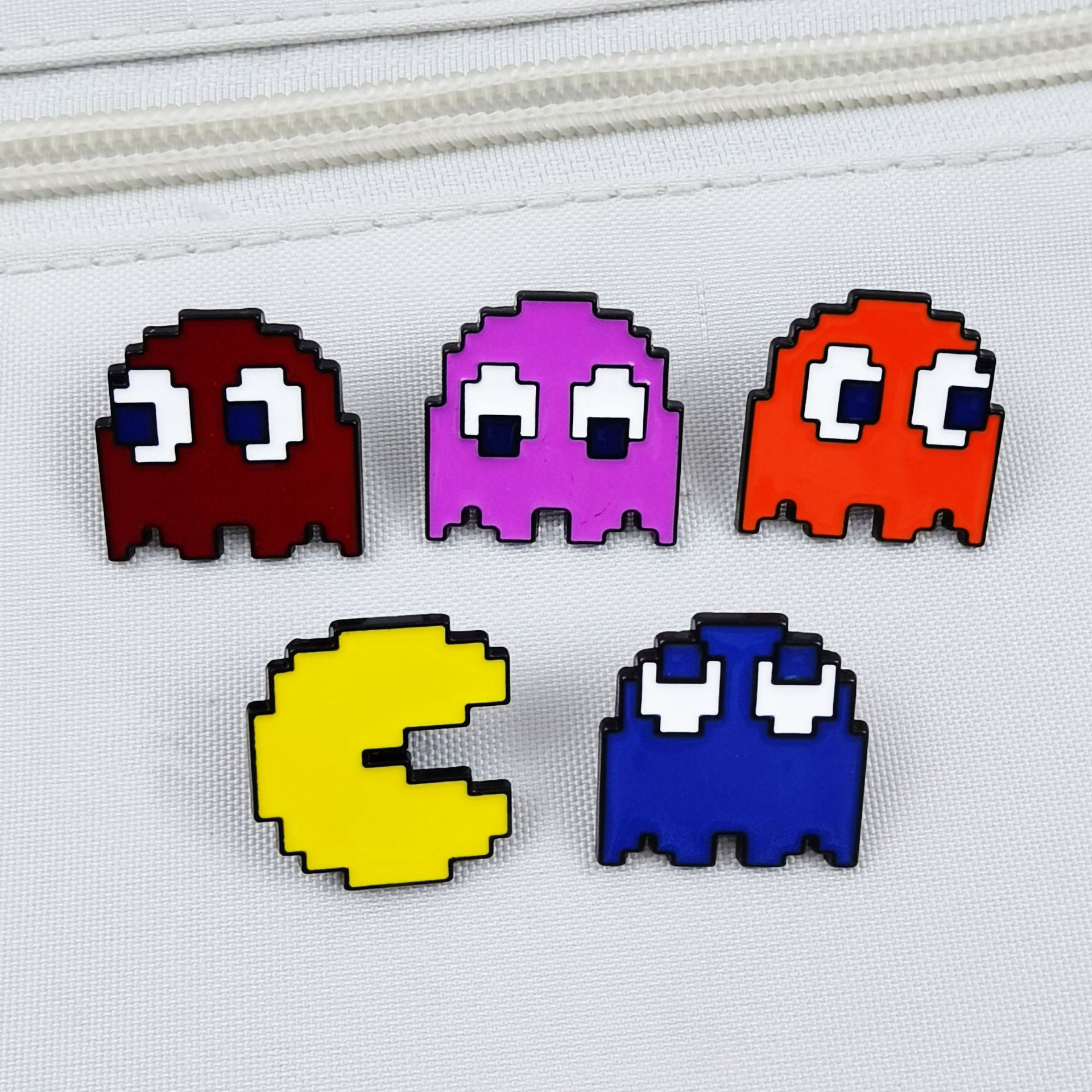 Broche de estilo amateur de dibujos animados Juego creativo de cinco colores Doudoman Alloy Drop Oil Pin Insignia Accesorios de vestir