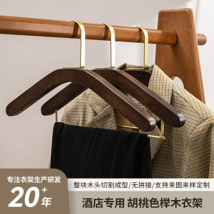 �����ں���ɫ��ľ�¼ܾƵ����b�·��܌�ľ���������ռ{�ߙn��