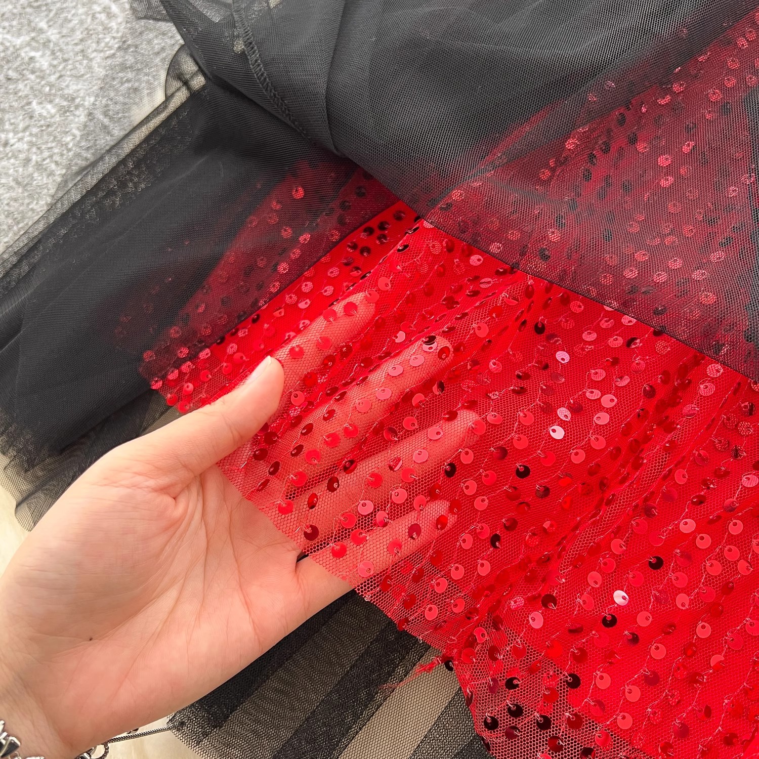 Dámská sukně do a ze sametu a síťoviny s flitry a elastickým pasem_voghion.com