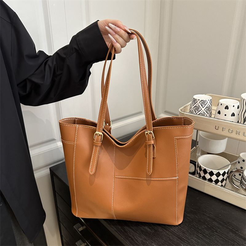 Bolsa de mujer de gran capacidad de textura de viaje de primavera 2025, nuevo bolso de hombro retro empalmado bolso de brazo portátil