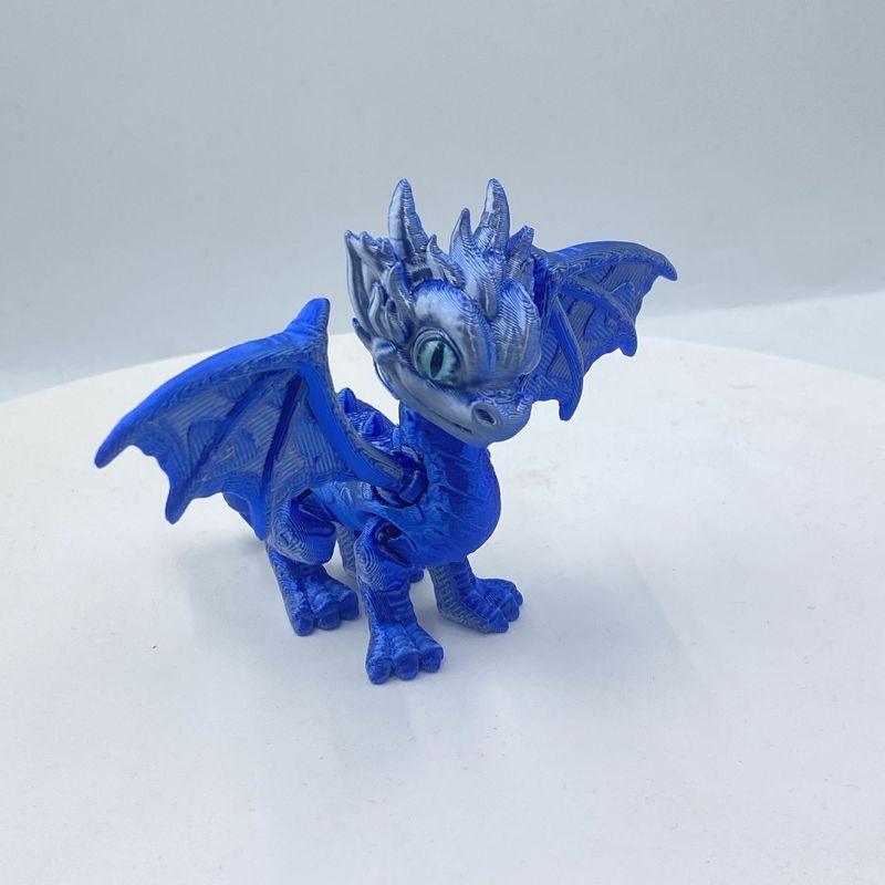 3Dプリントされたかわいい西洋のドラゴンの羽と尾は縮めたり動かしたりできる関節が付いており、子供向けのギフト、おもちゃ、モデルの装飾品です。|undefined