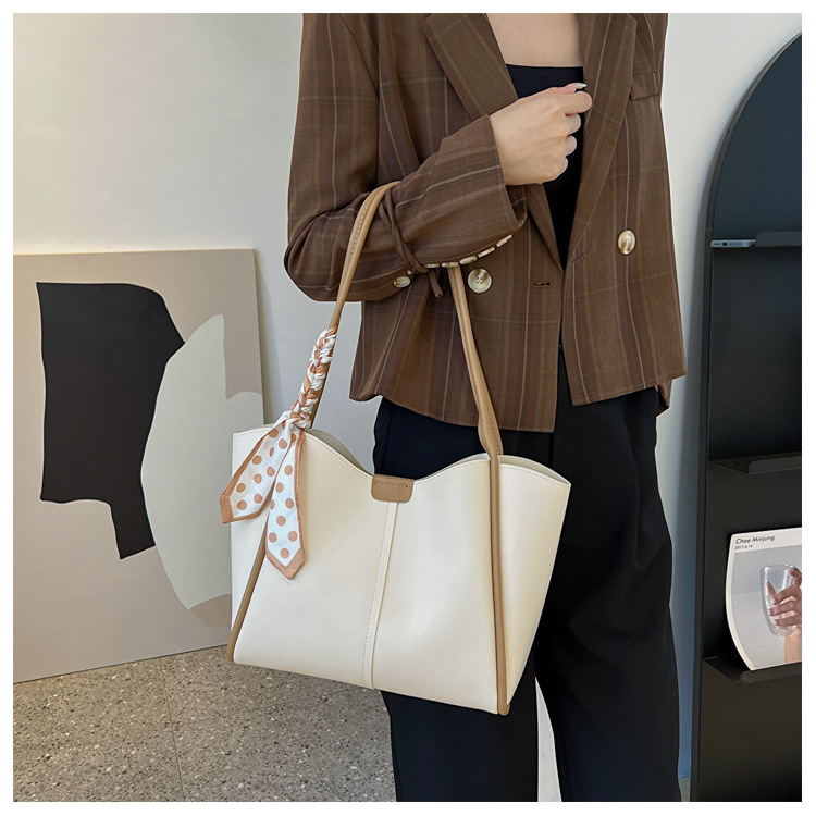 Bag Women's New Fashion Trendy Pu Handbag Casual Large Capacity Silk Scarf Tote Bag Shoulder Bag display picture 2