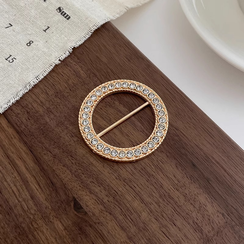 Hebilla anudada en las esquinas de la ropa mujer 2025 nuevo hebilla de toalla de seda botón de perlas de alta gama hebilla de hebilla de ropa de alta gama