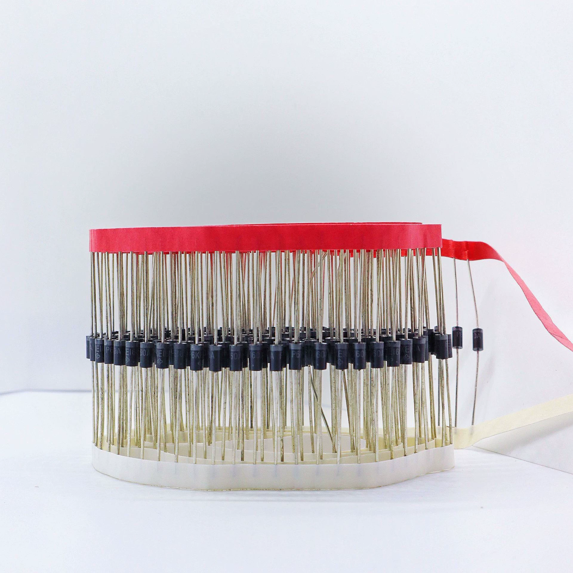 Оптовые диоды P6KE18CA/P6KE200CA/P6KE15CA/51CA для подавления переходных процессов (TVS-трубы) с выставочного стенда.