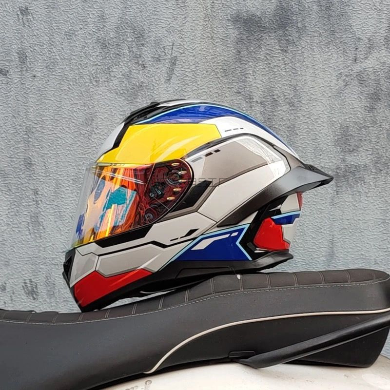 Casco de motocicleta Yy2 para hombres y mujeres de verano locomotora de protección solar plata hasta la personalidad gran cauda ranura bluetooth casco completo