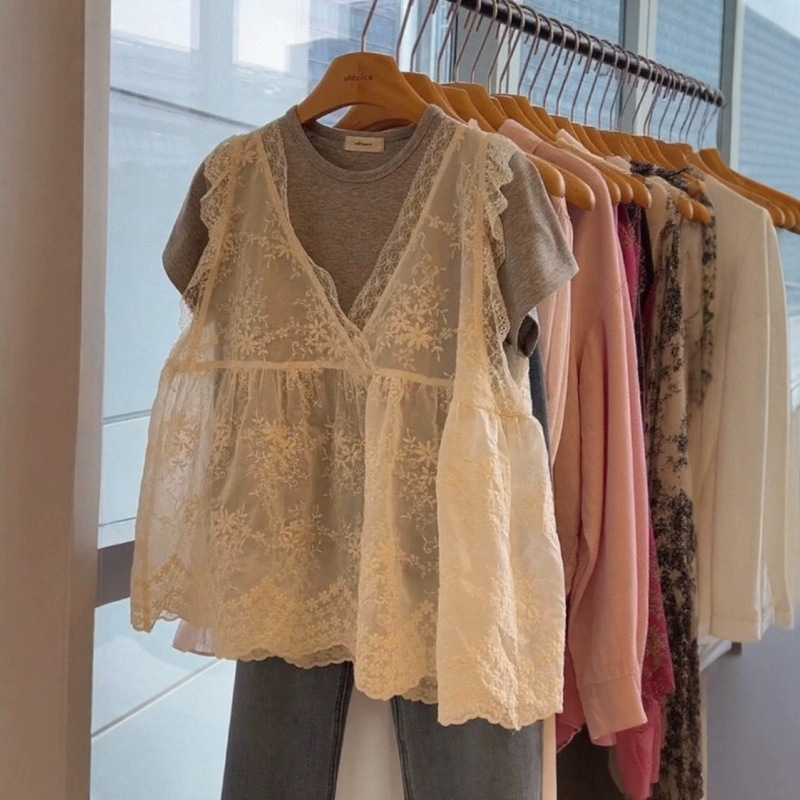 European Station 2025 Summer New V-Neck Lace Vest Layered with Lace Shirt for Women, Stylish and Versatile, Slimming Outfit