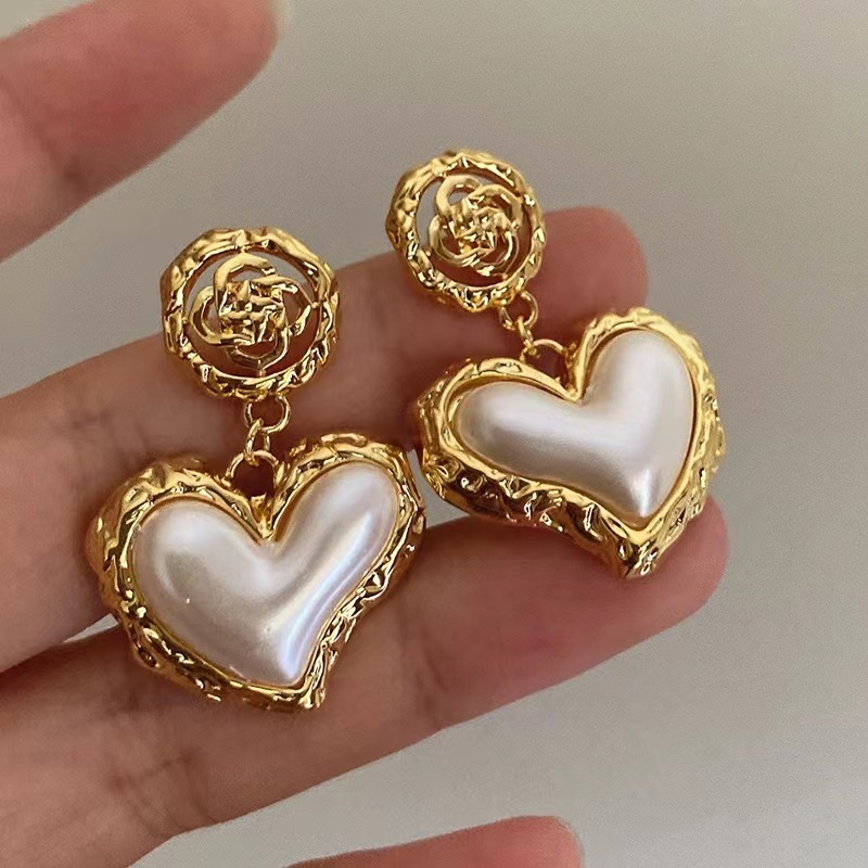 1 Pair Vintage Style Heart Shape Plating Inlay Alloy Artificial Pearls Drop Earrings display picture 3