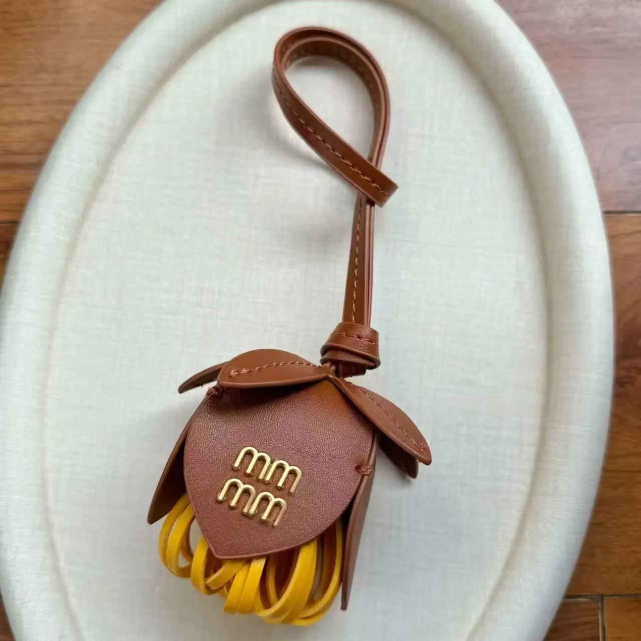 Nicho transfronterizo Muuim letras brotes de flores de cuero bolsas colgantes de automóviles colgantes de viento colgantes