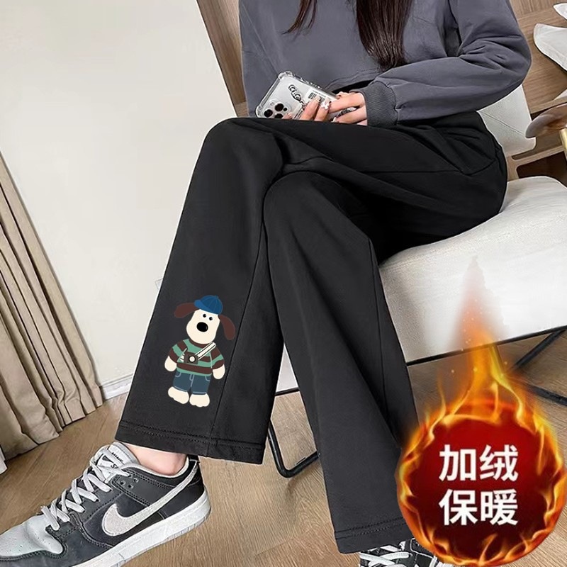 파란색 모자 개 스트레이트 블랙 팬츠와 벨벳