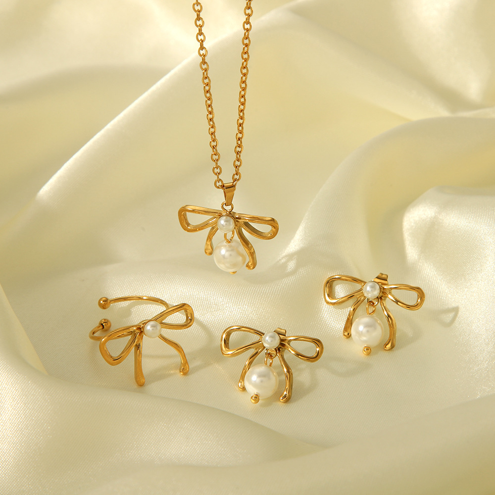 summer necklace with bow from pearl