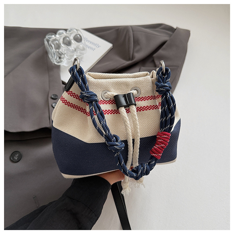 This year, the popular niche design bags are the 2025 new women's versatile canvas crossbody bag and the color-blocking hand-held bucket bag undefined