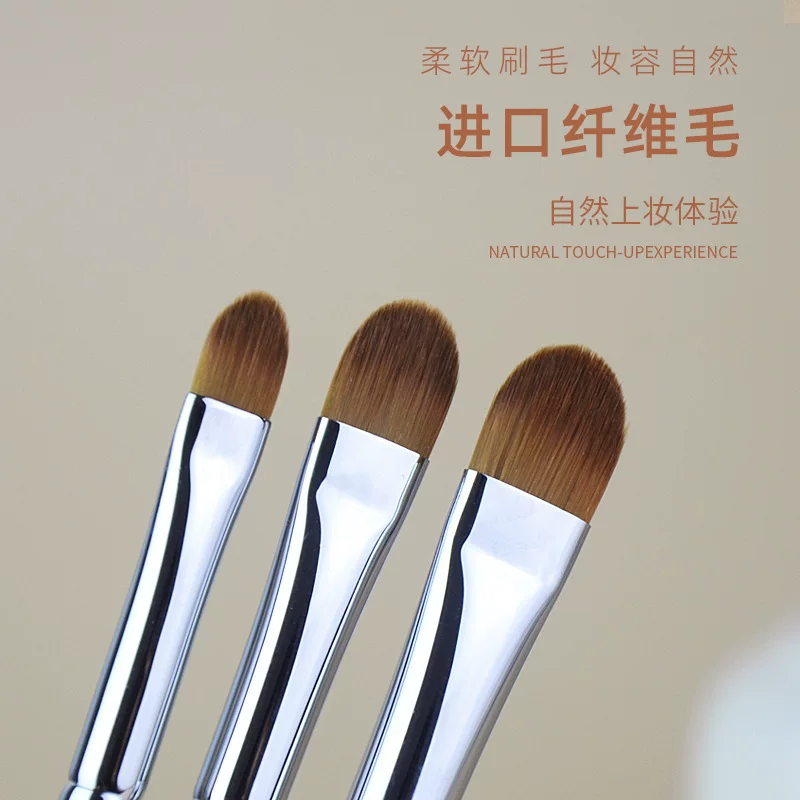 Small concealer brush, foundation, eye shadow, no trace