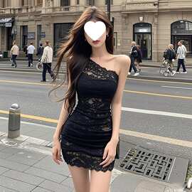 黑色斜肩蕾丝设计连衣裙女2026修身高冷气质千金束腰纯欲包臀短裙