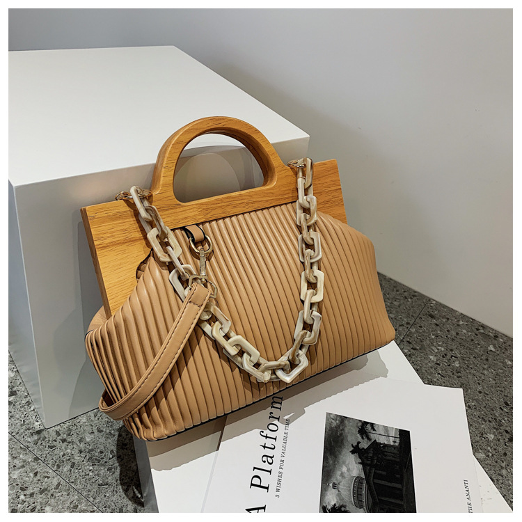 Autumn And Winter New Wooden Handle Fashion Chain Fold Striped Shoulder Simple Messenger Bag display picture 7