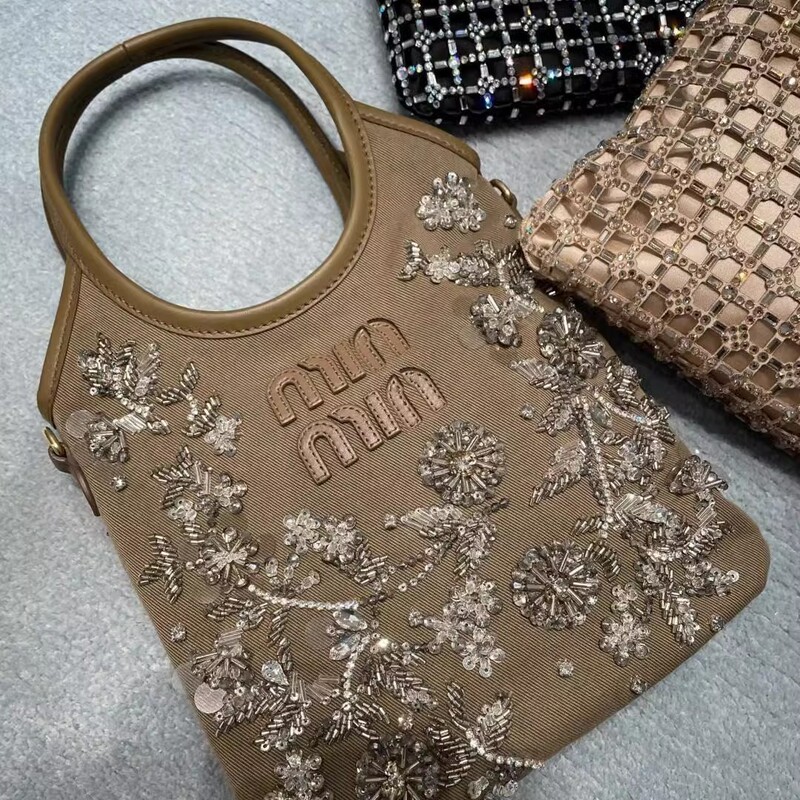 Net red with 25 years of spring new hand-embroidered beaded diamond handbag senior shoulder messenger bag