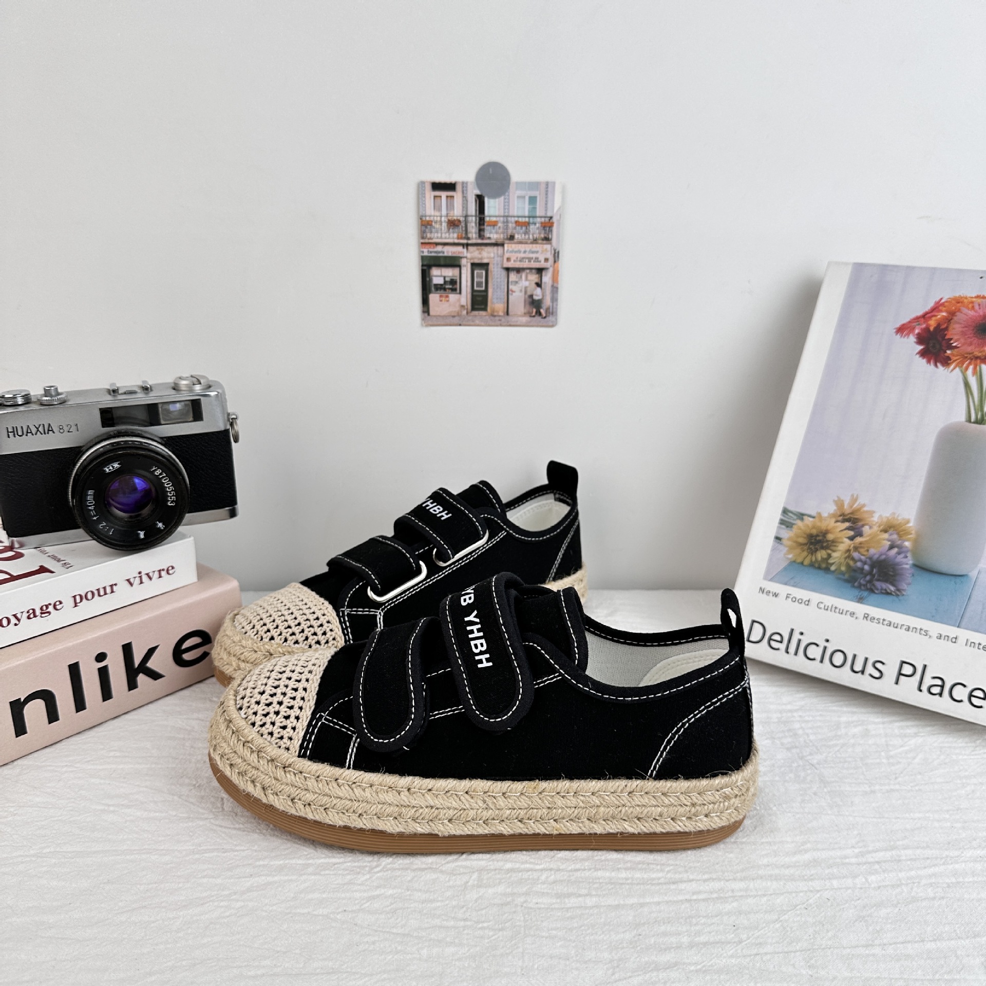 Zapatos de pescador de onda lejana para mujer, nuevas zapatillas de velcro de verano 2025, zapatos casuales de paja de todo fósforo, zapatos blancos pequeños