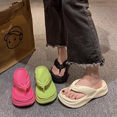 2025新型の厚い底の人の字は女性の外で滑り止めの防臭の高いハイヒールの海辺の砂浜のevaを着て足のスリッパの女性の夏を挟みます。