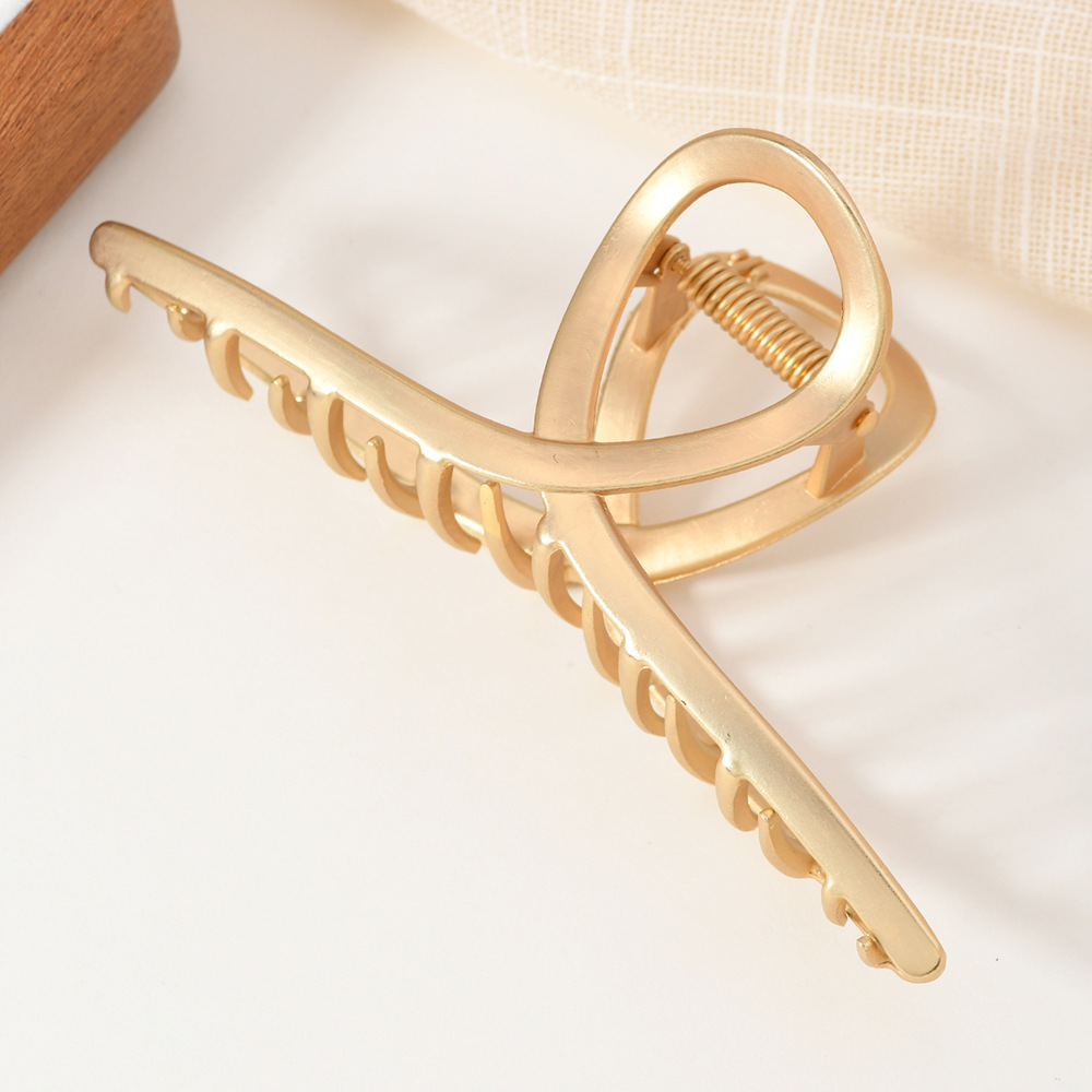 Clip cruzado dorado mudo