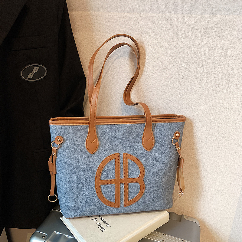 Bolso de axila de gran capacidad para viajeros 2025 nuevo bolso femenino casual bolso de hombro de estilo occidental elegante bolso de costura de color de contraste