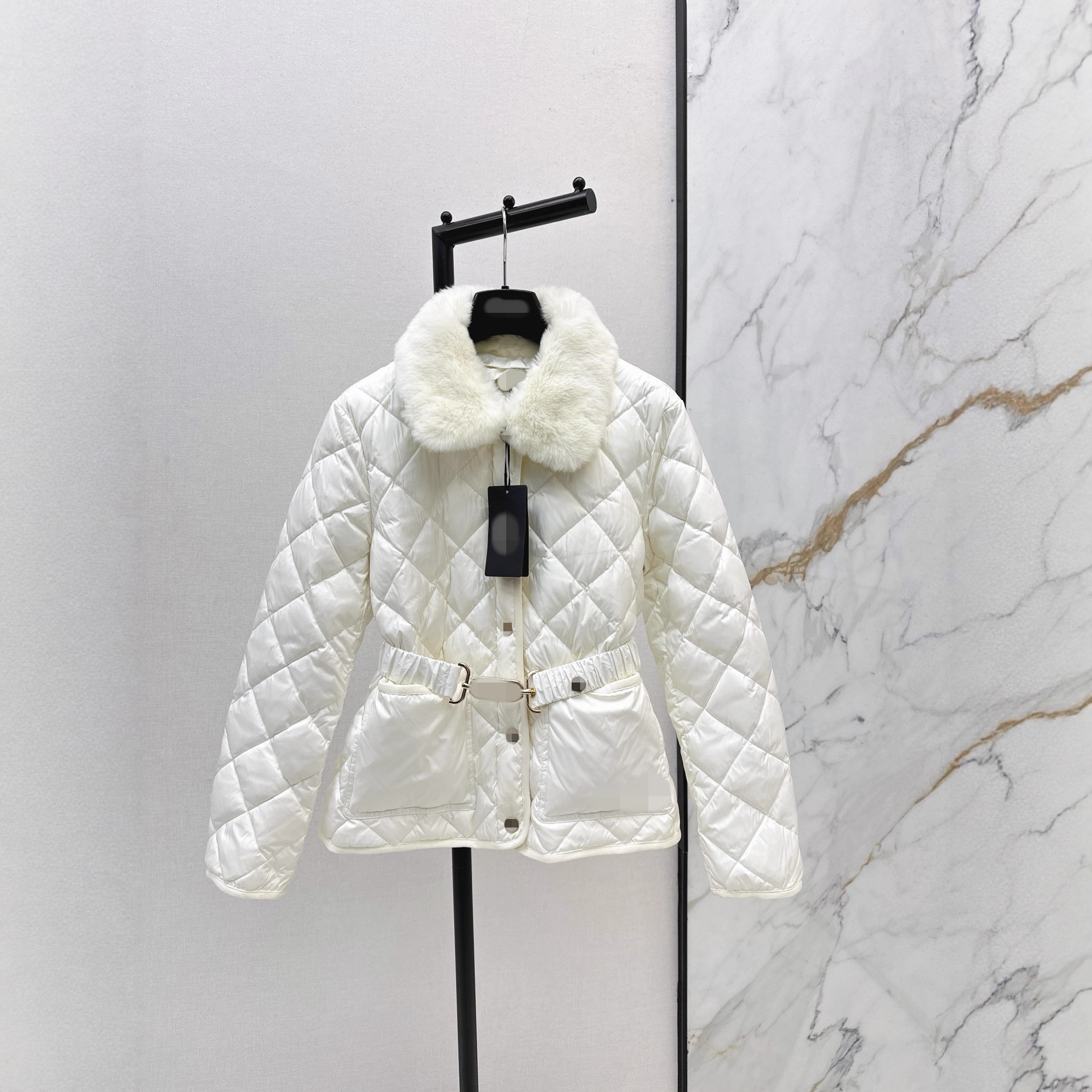 深圳南油新款25简约大气时髦腰带收腰显瘦双口袋保暖毛领羽绒外套