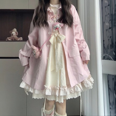 日本系の甘くて可愛い蝶結びのアーモンド色のワンピースを持っています。女子学生はピンクの長袖のシャツを重ねて着ています。