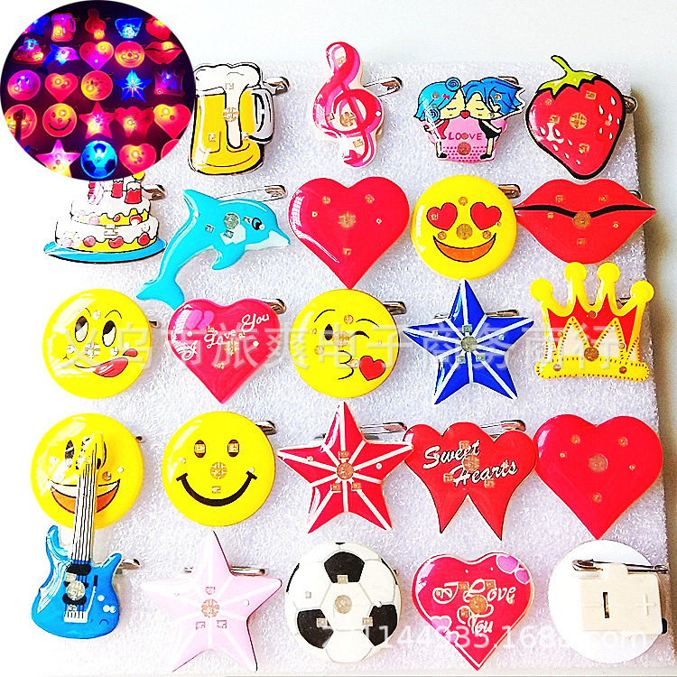 2025卡通发光胸针闪灯LED灯闪光胸针徽章五角星爱心装饰品乳猪灯