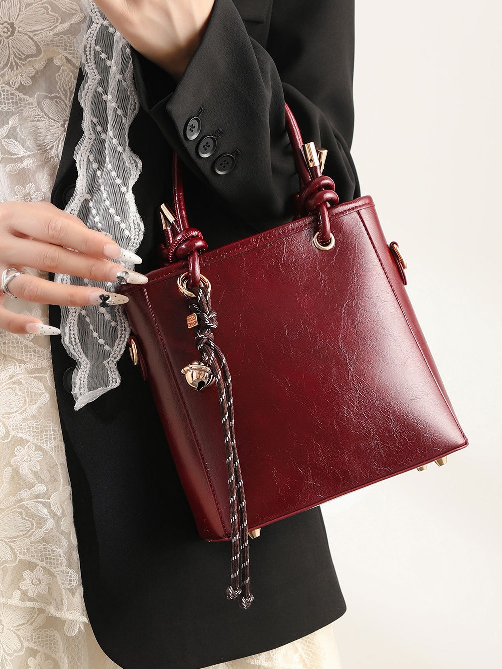Bolsa de mochila retro alta sensación de otoño y invierno para mujeres nueva moda nicho bolso de mano bolso de hombro bolso de cubo
