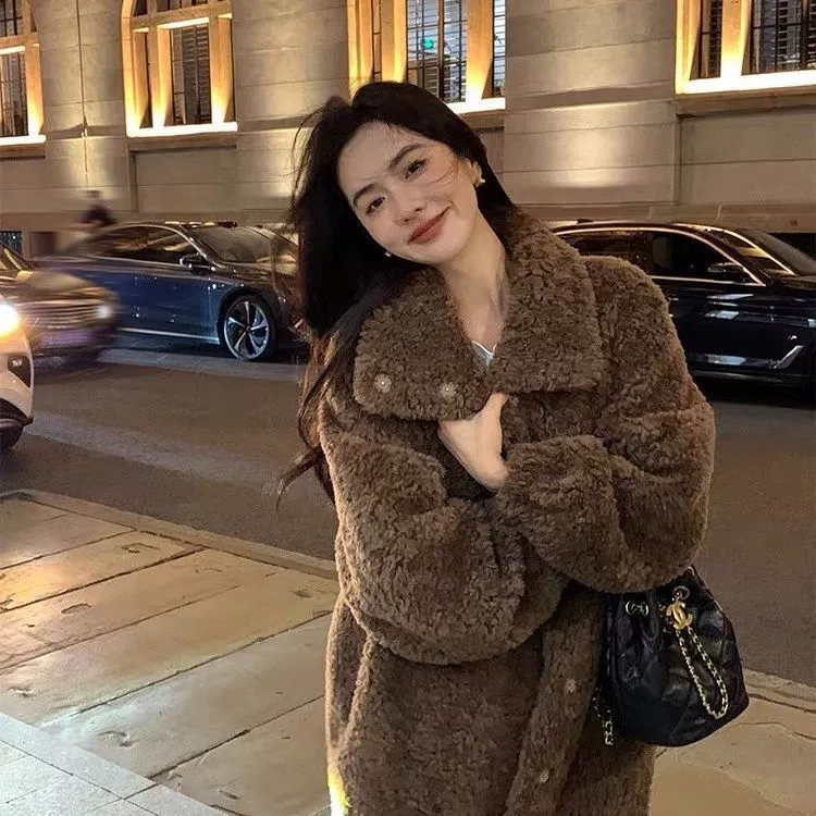 Осень и зима 2025 новые кофейные цвета стойка воротник меховая куртка, imitation lamb wool женское длинное утолщенное искусственное меховое пальто для женщин