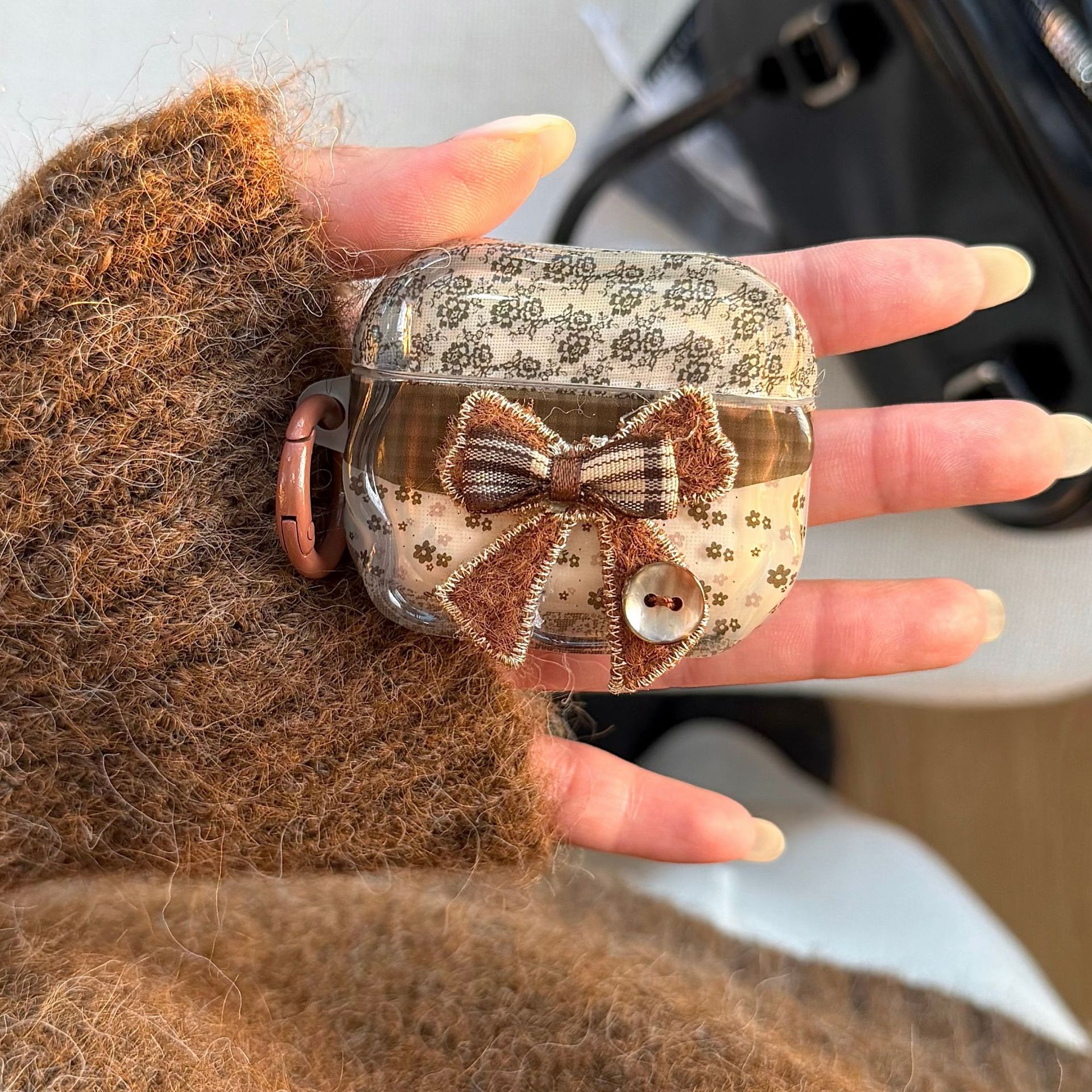 Schutzhülle mit floraler Schleifenstickerei | Frisch handgefertigt | Passend für AirPods 4 & Pro 3_voghion.com