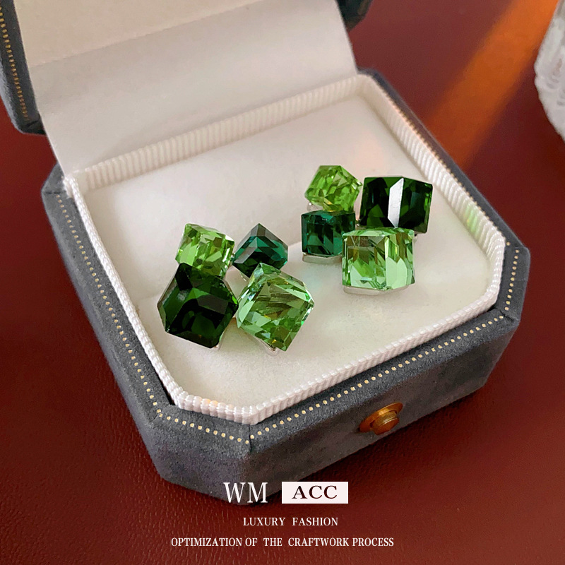 Aguja de plata verde cuadrado pendientes de cristal de estilo estilo universal lujo ligero alta sensación auriculares fábrica de mujeres al por mayor