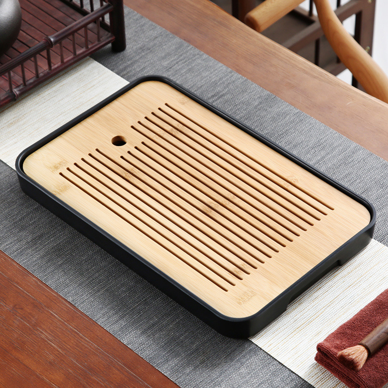 シンプルな竹製のお茶の皿の工夫の茶器は水を切って排水のお茶のトレーを蓄えます。|undefined