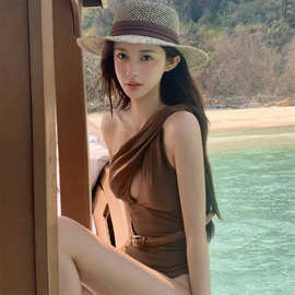 2026夏季新款泳衣女款连身遮肚显瘦性感吊带三角温泉度假连体泳衣