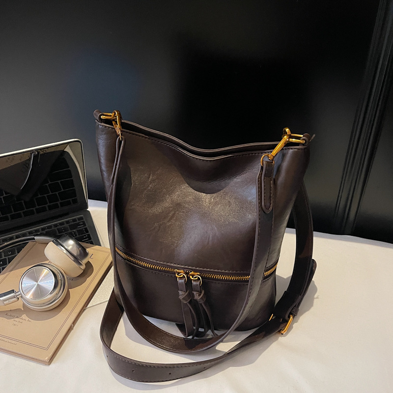 Nicho transfronterizo bolsos retro mujeres otoño y invierno 2025 nuevo estilo universal de viaje de un solo hombro bolso de cubo de alta sensación mochila