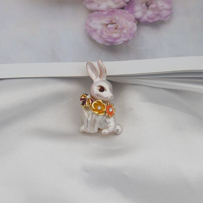 Cute Enamel Rabbit Brooch for Women, High-End Cartoon Retro Corsage, Pearl Scarf Buckle, Pin, Clothing Accessories, Wholesale (Yaxa sancaqları) - x-142-rabbit-brooch