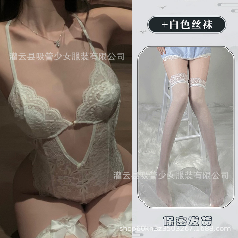흰색 점프수트 + 흰색 스타킹