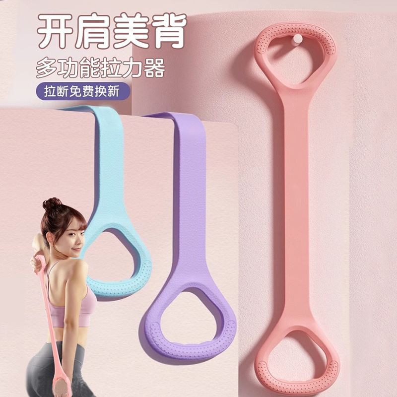 女性の背中を開けて肩を伸ばしてフィットネスの筋を引いて背中の美しい家庭用ヨガの八の字の弾力の縄を練習します。|undefined