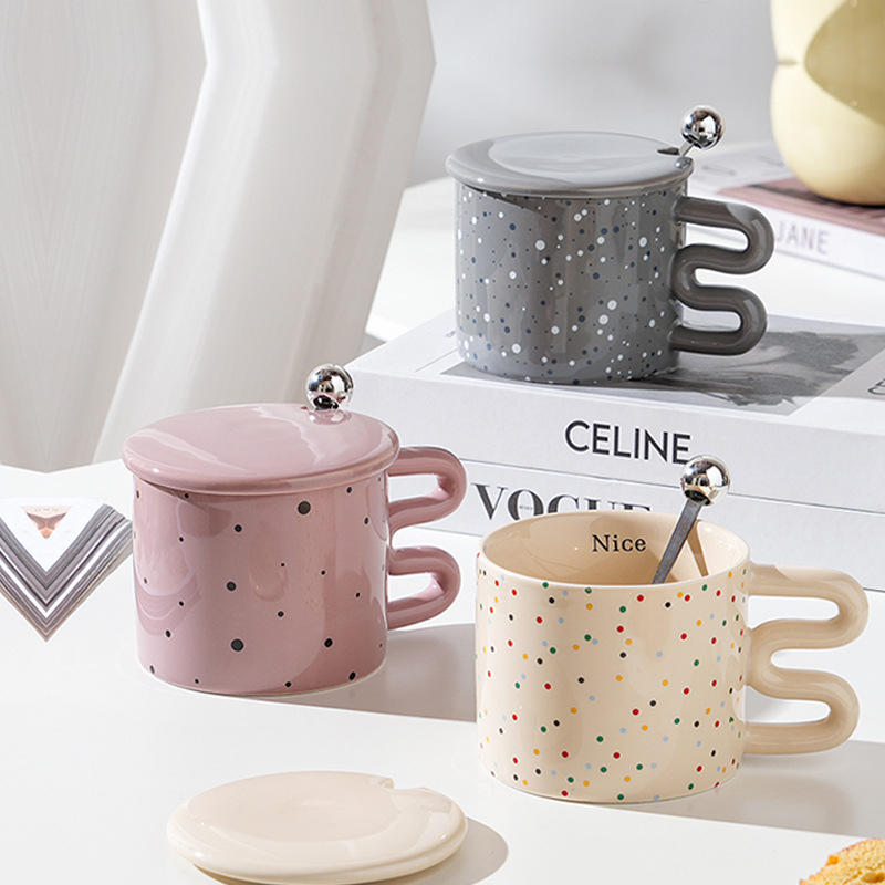 Taza de cerámica con lunares lindos con tapa