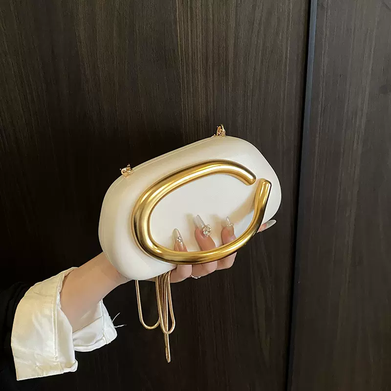 手拿包2025春夏季新款女包金属装饰个性设计单肩包洋气斜挎盒式包