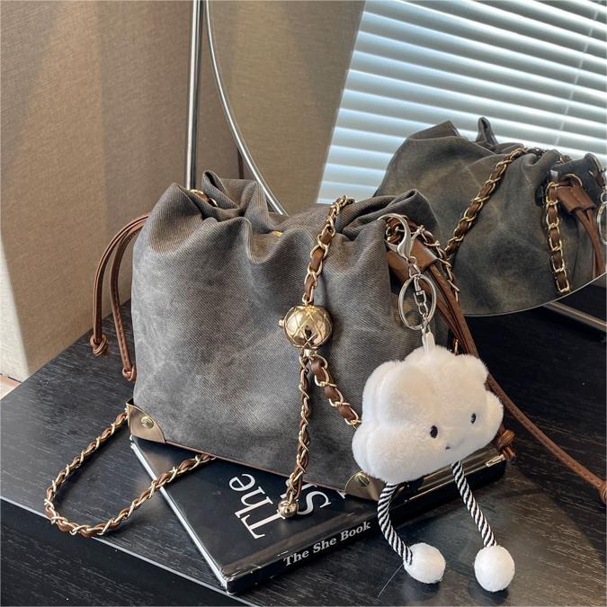 Este año, la moda de alta sensación de bolso para mujeres 2024 nuevo estilo extranjero, bolso de cinturón de cadena, bolso de cubo en línea.