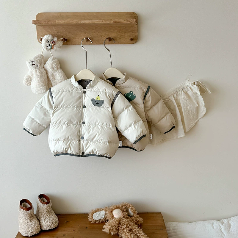 Легкий пуховик для мальчика на осень-зиму 2025: стильная детская теплая одежда с мультяшным принтом