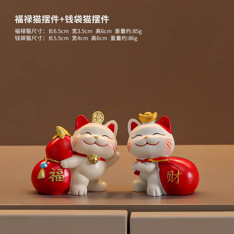 玄関のプレゼント柿の家の猫は家に入ることを手配します。|undefined
