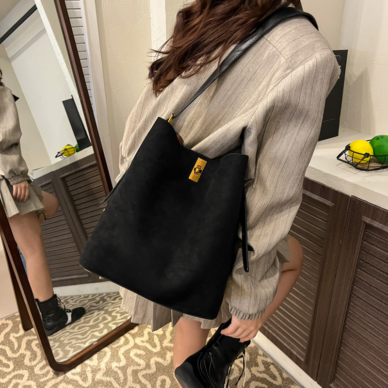 Autumn/Winter Bucket Bag Retro Suede Large Capacity Tote Bag For Women 2025 New Versatile Shoulder Crossbody Bag With Matching Pouch - Thumbnail 4